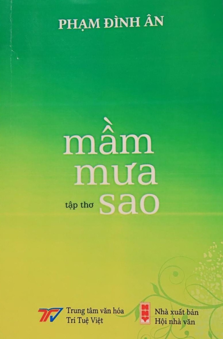 Nhà thơ Phạm Đình Ân tặng hiện vật cho Bảo tàng Văn học Việt Nam