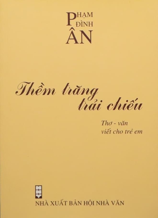 Nhà thơ Phạm Đình Ân tặng hiện vật cho Bảo tàng Văn học Việt Nam