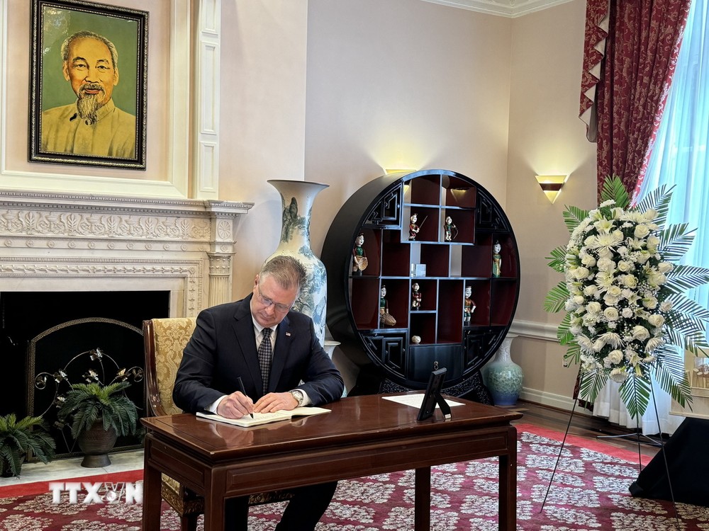 Xúc động lễ viếng Tổng Bí thư Nguyễn Phú Trọng tại các nước