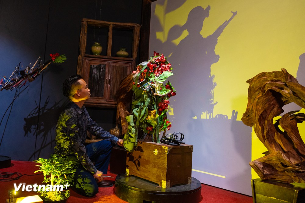 Tái hiện hình ảnh người lính Cụ Hồ qua nghệ thuật "điêu khắc" ánh sáng