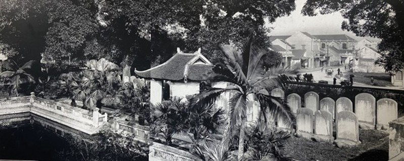 Bức ảnh ghép một phần Giếng Thiên Quang và một phần nhà bia Văn Miếu, chụp từ TK 19