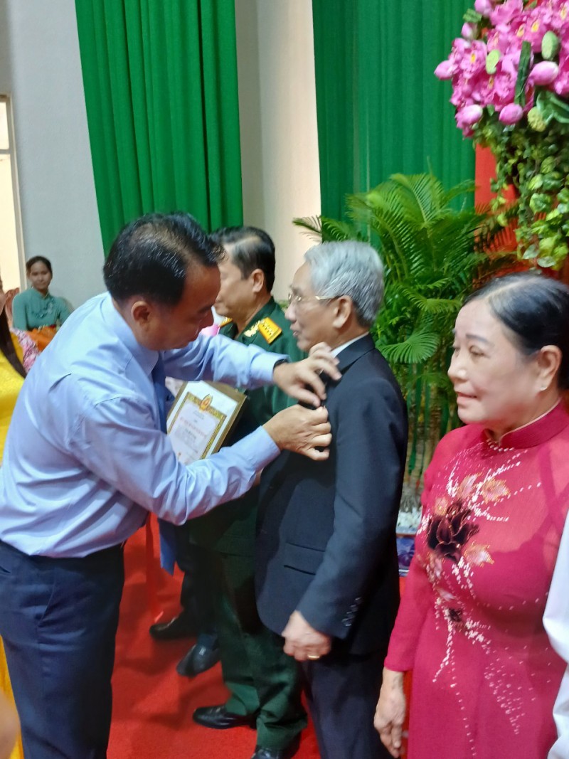 Nhà thơ Lương Minh Cừ nhận Huy hiệu 50 năm tuổi Đảng