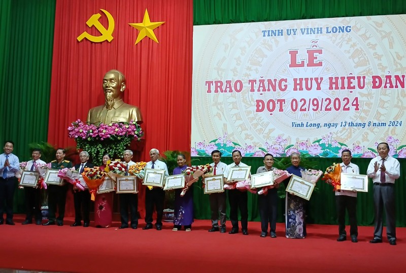 Nhà thơ Lương Minh Cừ nhận Huy hiệu 50 năm tuổi Đảng