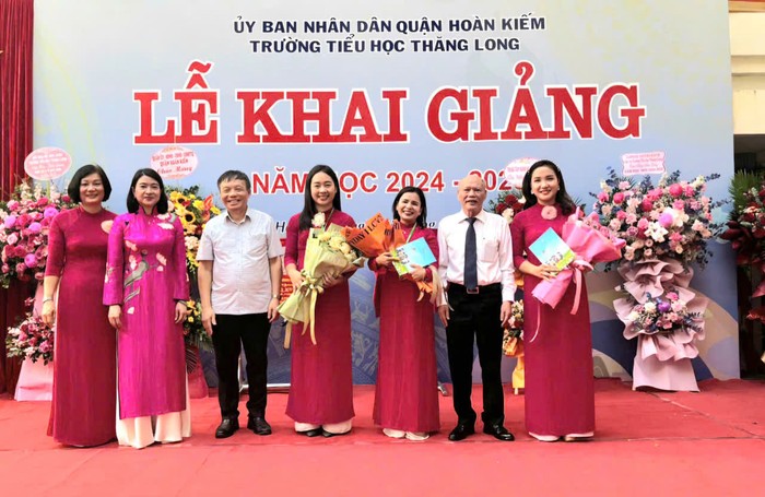 VEPIC tặng hoa và quà chúc mừng 3 cô giáo của nhà trường đạt giải Nhất hội thi dạy giỏi thành phố. (Ảnh: Báo điện tử Hà Nội mới) th-tl2.jpg