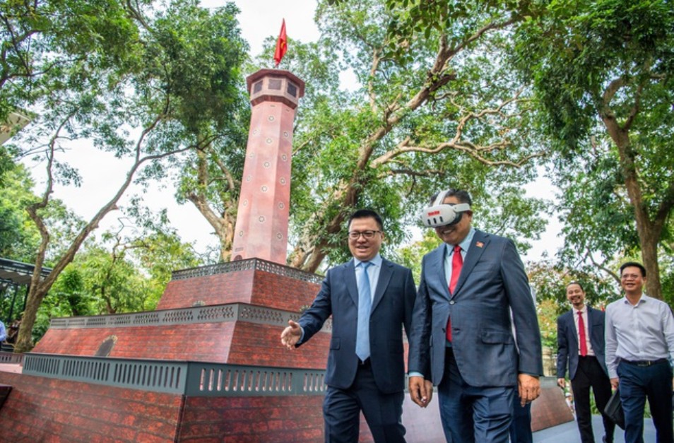 Đồng chí Lê Quốc Minh hướng dẫn đồng chí Trần Sỹ Thanh trải nghiệm Triển lãm tương tác Cột cờ Hà Nội. Ảnh: BTC