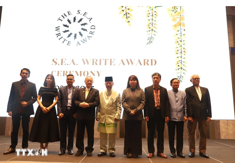 nha van nguyen binh phuong va nha van nguyen mot nhan giai thuong nha van dong nam a