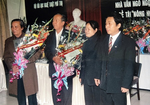 nguyen huu nhan nha van cua nong dan nha khao cuu van hoa lang