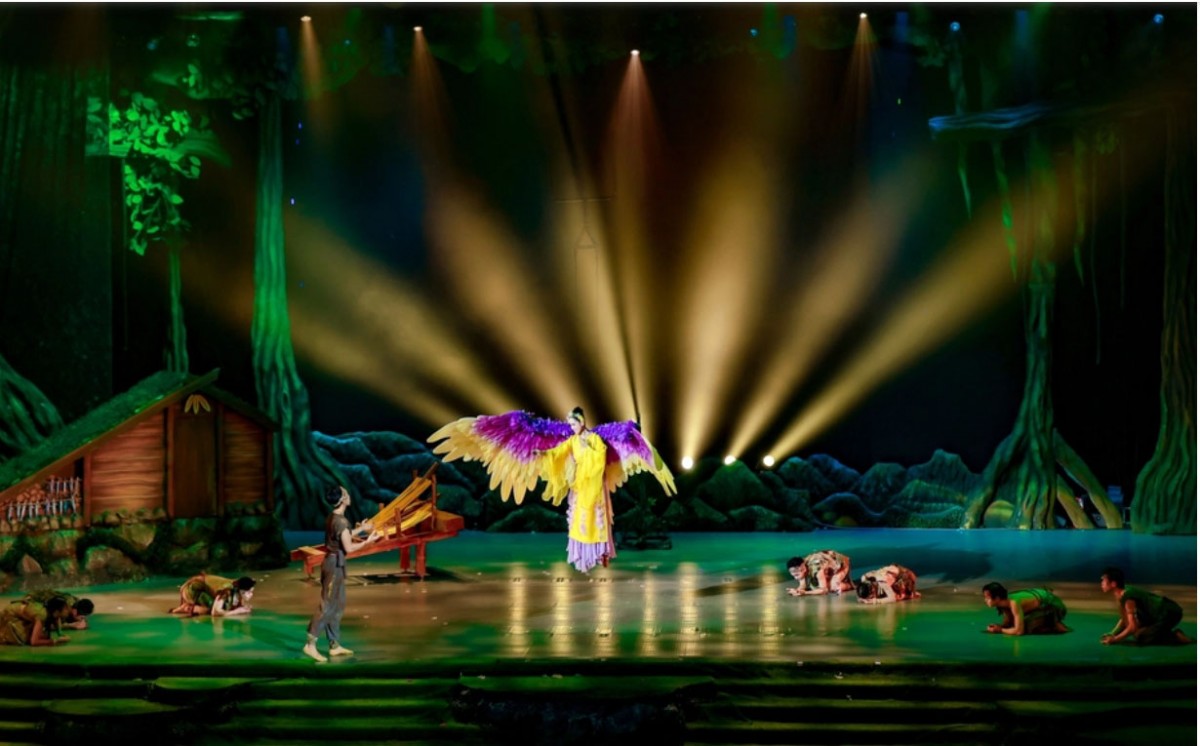 Hình ảnh hóa thân ấn tượng của các diễn viên, nghệ sĩ trong show diễn. Ảnh: nguoiduatin.vn