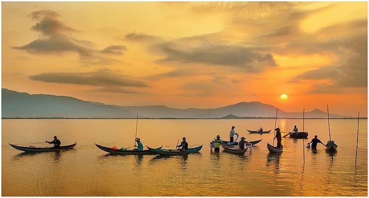 Bên những dòng sông. Tản văn của Lê Quốc Hán