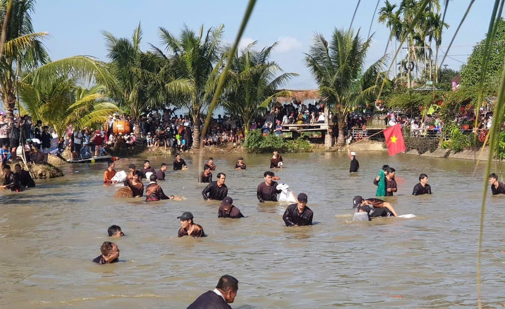 Hội “đánh sông”. Tản văn của Bùi Huyền Tương