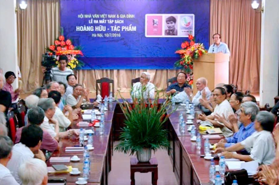 Nhớ tác giả "Hai nửa vầng trăng" và chữ dê hoa (D) bí ẩn