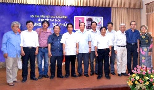 Nhớ tác giả "Hai nửa vầng trăng" và chữ Dê hoa (D) bí ẩn