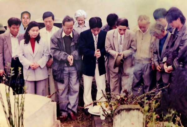 nho tac gia hai nua vang trang va chu de hoa d bi an