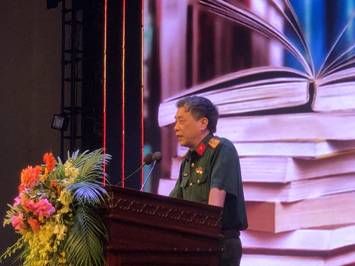 Đại tá, nhà văn Nguyễn Bình Phương, Tổng Biên tập Tạp chí Văn nghệ Quân đội trình bày tham luận. Ảnh: V.T