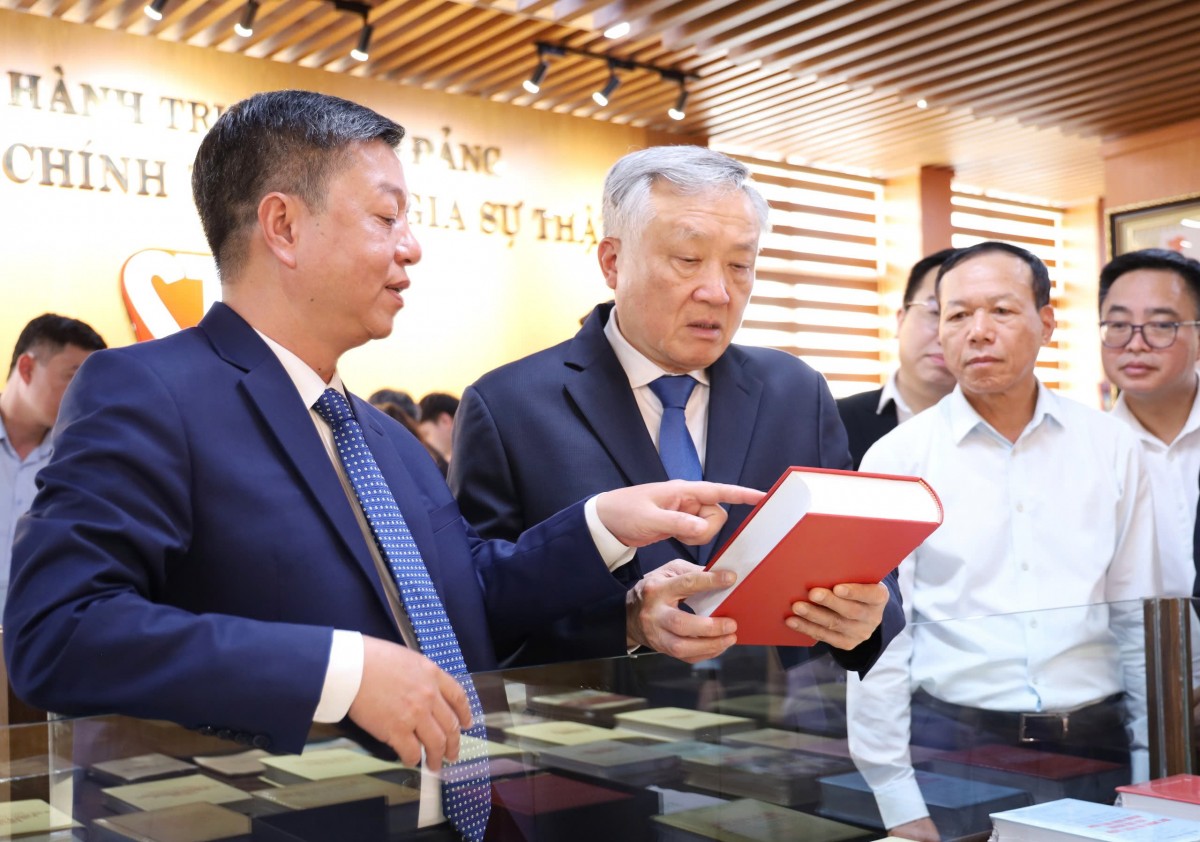 Phó Thủ tướng Thường trực Chính phủ Nguyễn Hòa Bình đi thăm gian trưng bày của Nhà Xuất bản Chính trị Quốc gia Sự thật.