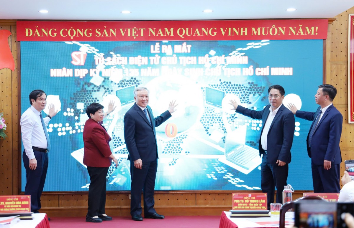 Phó Thủ tướng Thường trực Chính phủ Nguyễn Hòa Bình cùng đại diện lãnh đạo Nhà Xuất bản Chính trị Quốc gia Sự thật và đại diện lãnh đạo các ban, bộ, ngành Trung ương làm lễ Khai trương Tủ sách điện tử Chủ tịch Hồ Chí Minh