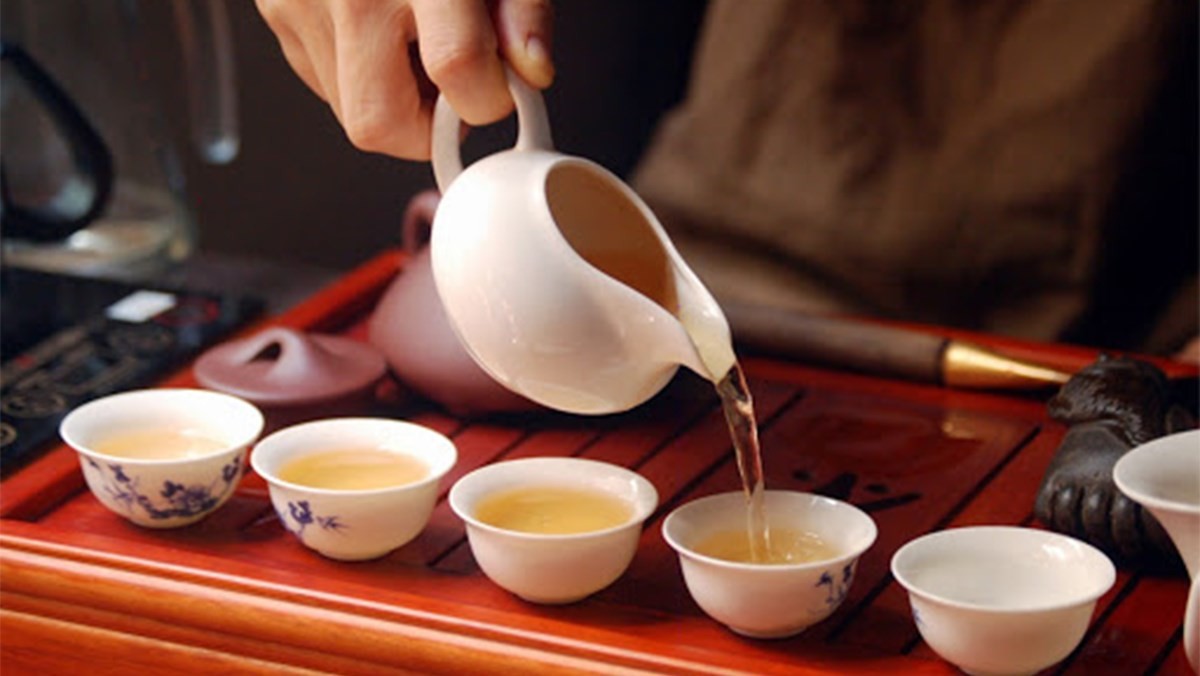 Sáng mùng một uống trà với bạn. Truyện ngắn của Phan Đình Minh
