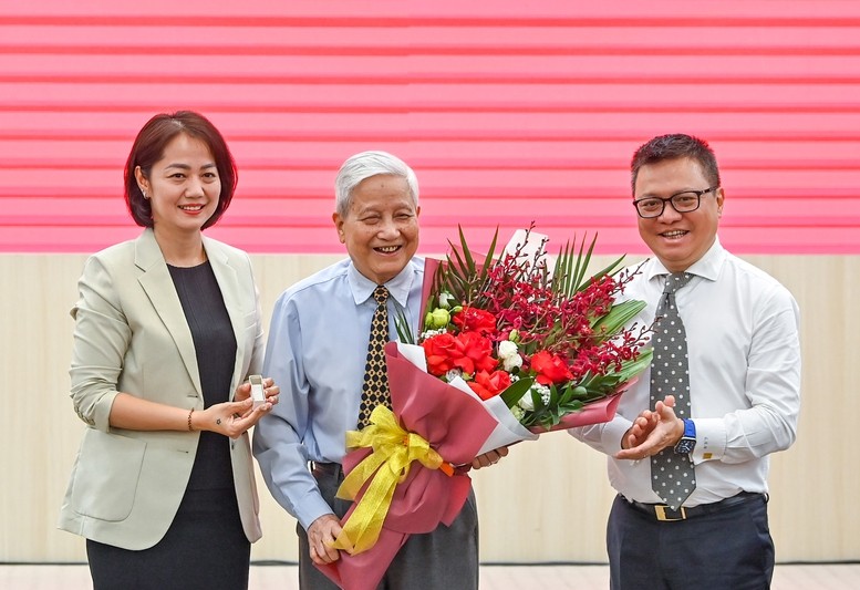 Nhà báo Hà Đăng tặng con dấu cho Bảo tàng Báo chí cách mạng Việt Nam - Ảnh: VGP