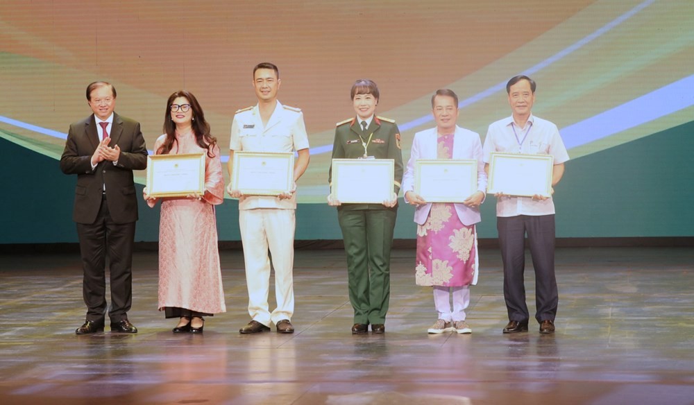 Thứ trưởng Bộ VHTTDL Tạ Quang Đông trao Huy chương Vàng cho đại diện các đơn vị có vở diễn xuất sắc. Ảnh: BTC