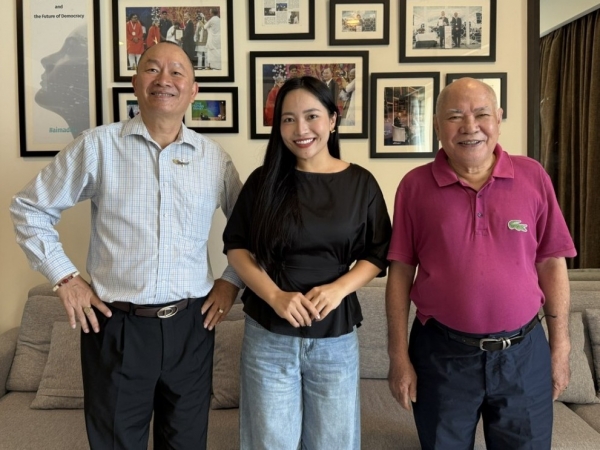 giua nha trang nghe tieng hat bach tra