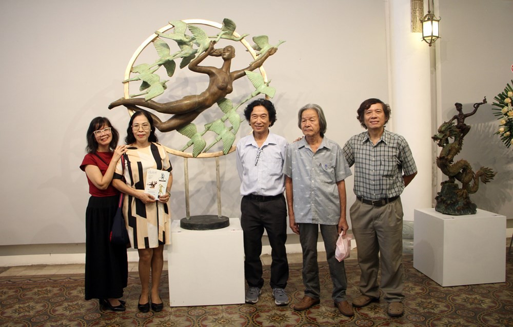 NĐK Nguyễn Hoàng Ánh (đứng giữa) bên bạn bè, đồng nghiệp. Ảnh: BTC