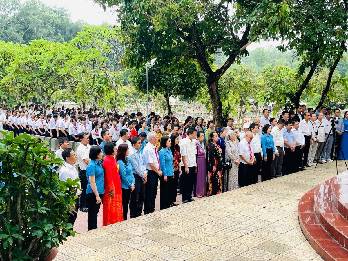 Nhà xuất bản Giáo dục Việt Nam tham gia viếng Nhà bia tưởng niệm liệt sĩ ngành Giáo dục