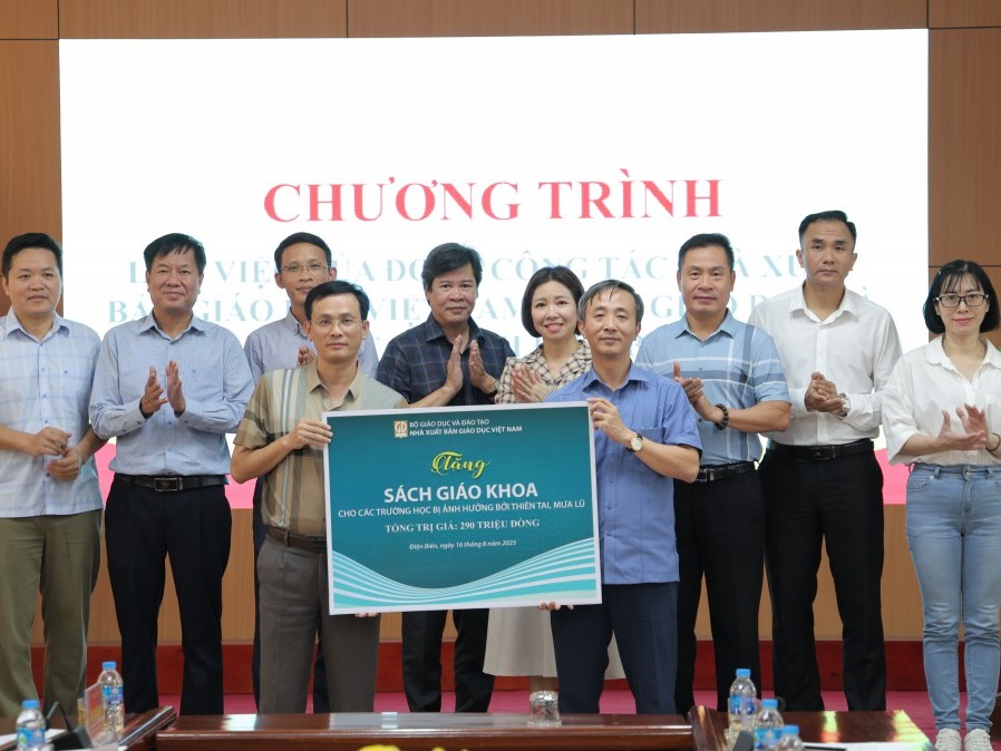 Nhà xuất bản Giáo dục Việt Nam hỗ trợ sách giáo khoa cho học sinh các vùng lũ ở Điện Biên