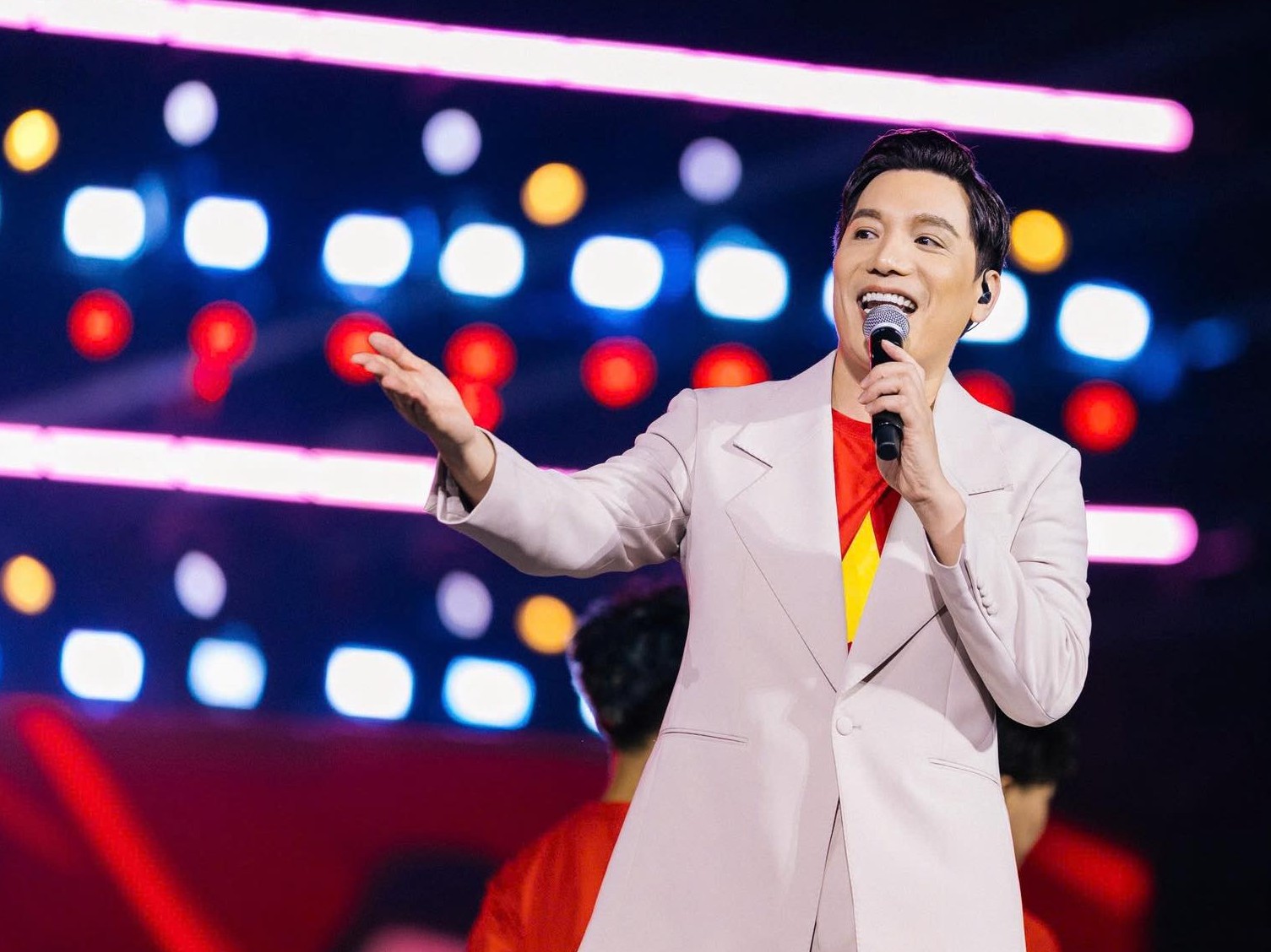 Tác giả Bùi Quang Minh: "Tự hào hát mãi lên Việt Nam ơi"