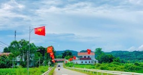 Cờ bay, cờ bay… Tản văn của Mai Nam Thắng