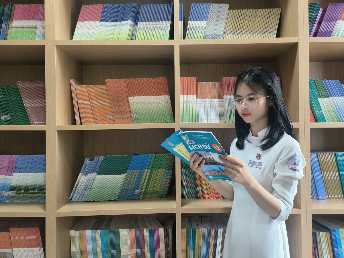 Nhà xuất bản Giáo dục Việt Nam tặng sách cho trường THPT Nguyễn Chí Thanh