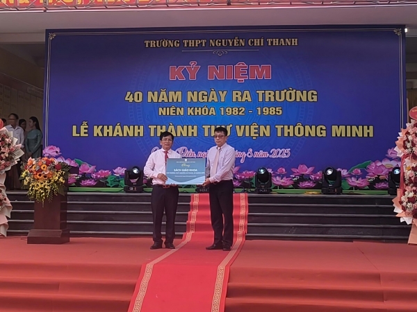 nha xuat ban giao duc viet nam tang sach cho truong thpt nguyen chi thanh hue