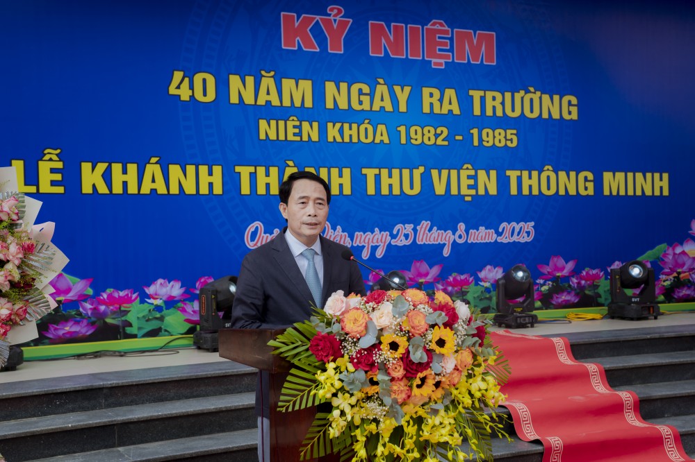 Nhà xuất bản Giáo dục Việt Nam tặng sách cho trường THPT Nguyễn Chí Thanh (Huế)