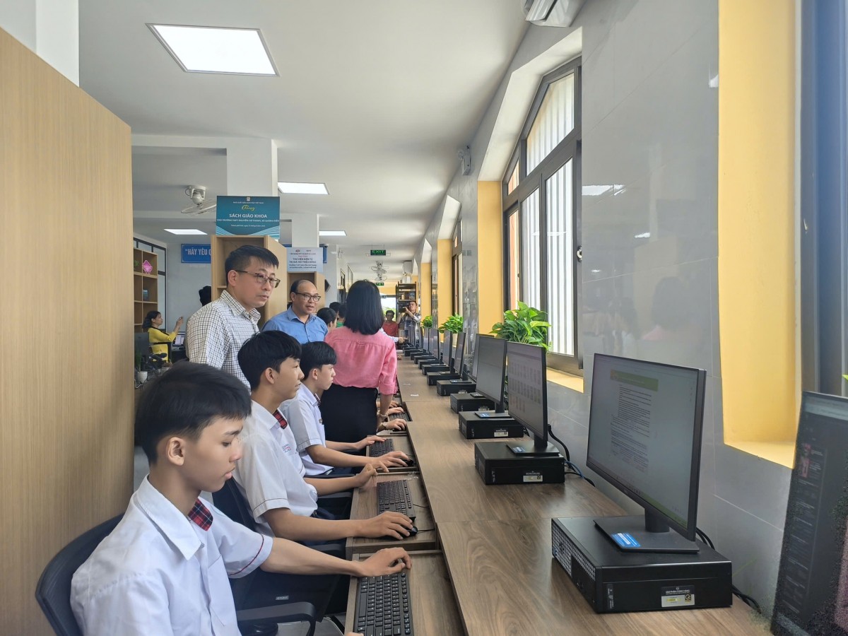 Nhà xuất bản Giáo dục Việt Nam tặng sách cho trường THPT Nguyễn Chí Thanh