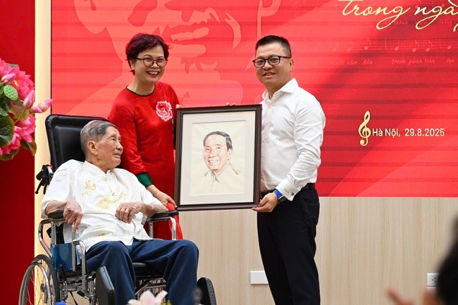 Nhạc sĩ Phạm Tuyên trao tặng ca khúc 