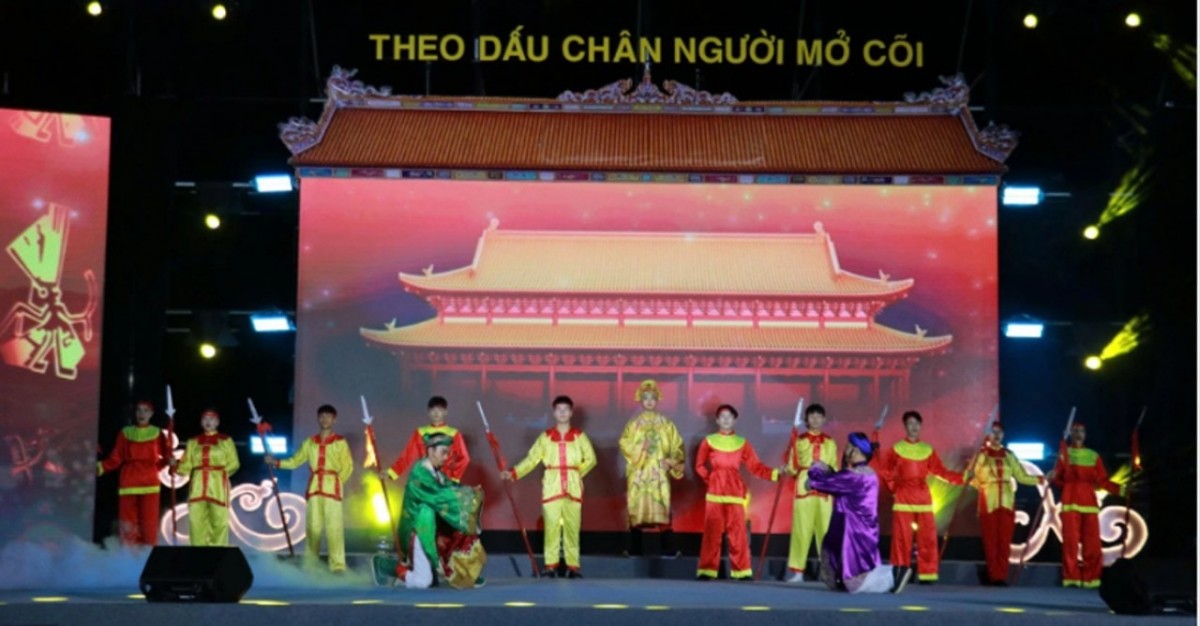 Với hình thức chính luận kết hợp nghệ thuật, chương trình tái hiện hành trình đầy gian khó nhưng hào hùng của Nguyễn Hoàng. Ảnh: TP