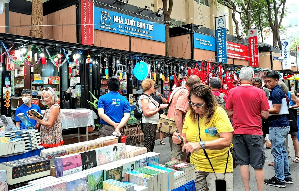 Khởi động cuộc thi viết, ảnh kỷ niệm 10 năm thành lập Đường sách TPHCM