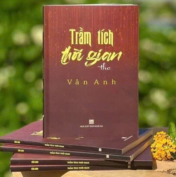 Khâu buồn làm áo che thân