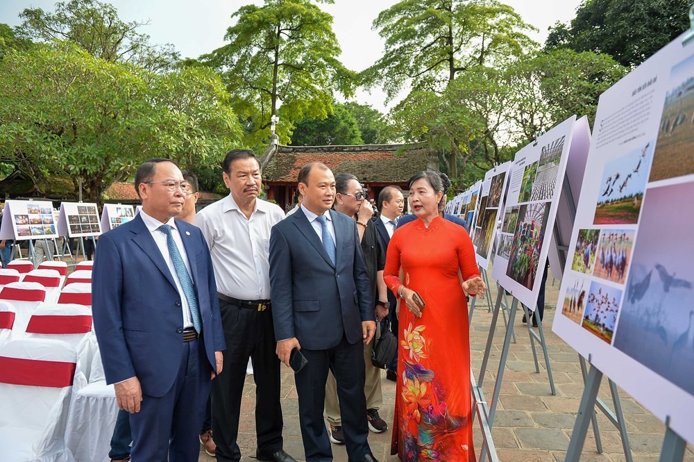 Thứ trưởng Thường trực Bộ VHTTDL Lê Hải Bình và NSNA Trần Thị Thu Đông, Chủ tịch Hội NSNA Việt Nam tham quan Triển lãm. Ảnh: BTC