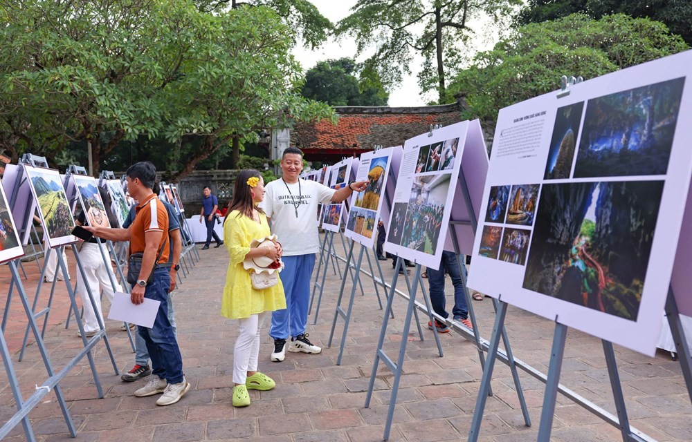 Du khách tham quan Triển lãm. Ảnh: BTC