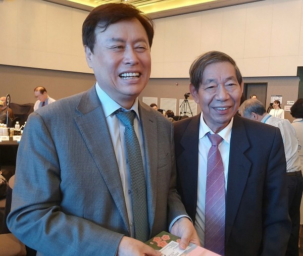 tien si dich gia le dang hoan uy ban nobel co bo sot van chuong viet