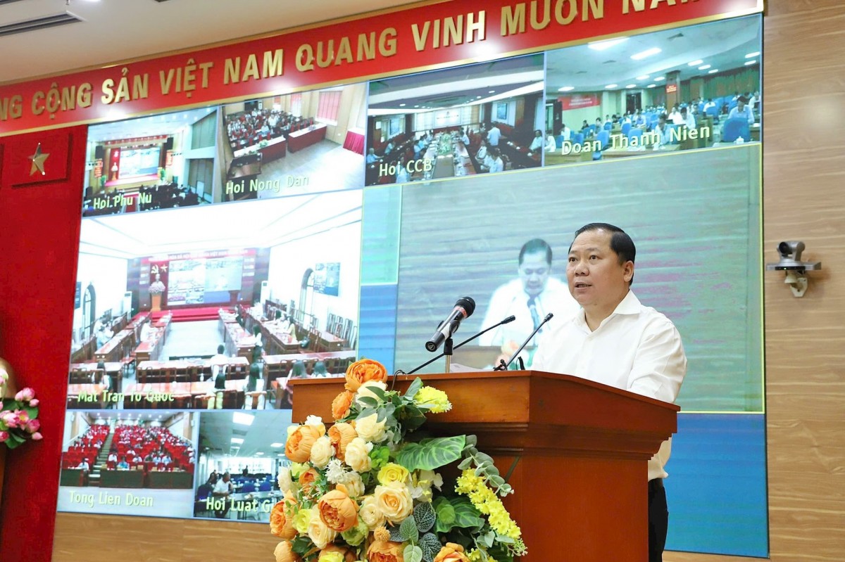 đồng chí Nguyễn Phi Long - Uỷ viên dự khuyết Ban Chấp hành Trung ương Đảng, Phó Bí thư Đảng uỷ Mặt trận Tổ quốc, các đoàn thể Trung ương trình bày Chuyên đề 3. Ảnh: BTC