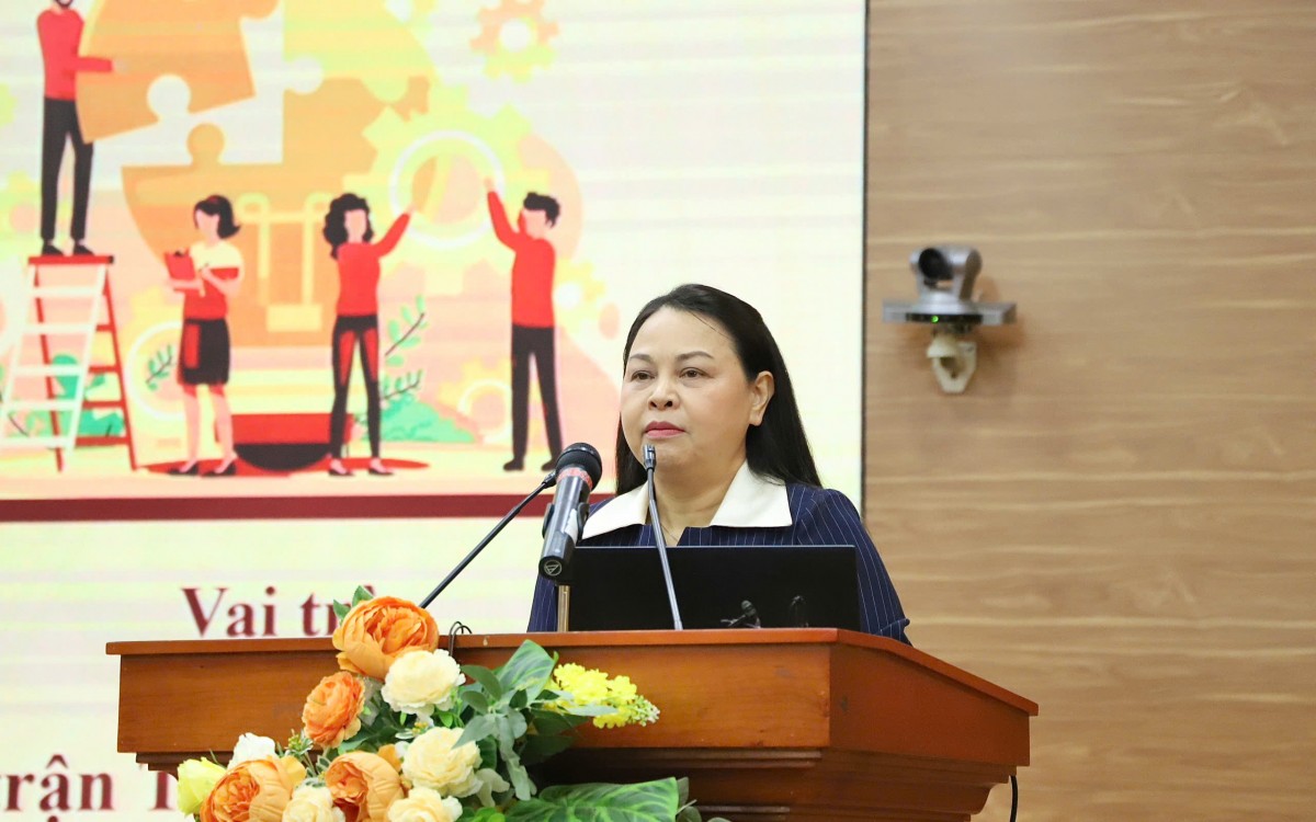 đồng chí Nguyễn Thị Thu Hà - Ủy viên Ban Chấp hành Trung ương Đảng, Phó Bí thư Thường trực Đảng ủy Mặt trận Tổ quốc, các đoàn thể Trung ương, Phó Chủ tịch - Tổng Thư ký Uỷ ban Trung ương Mặt trận Tổ quốc Việt Nam trình bày Chuyên đề 2. Ảnh: BTC