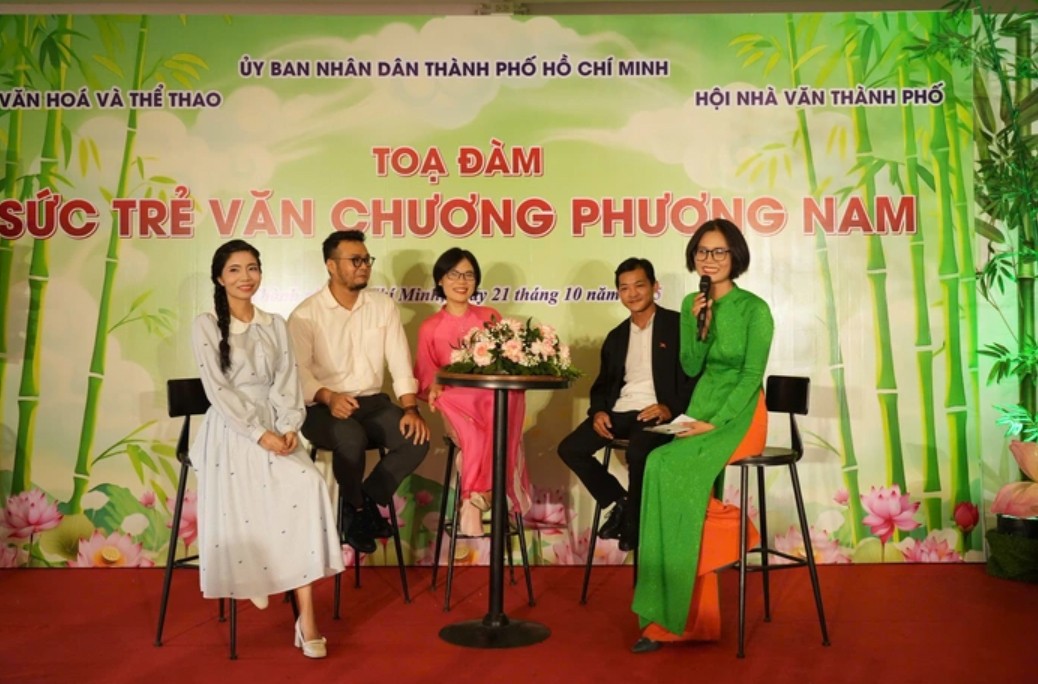 Các nhà văn trẻ trao đổi tại tọa đàm.