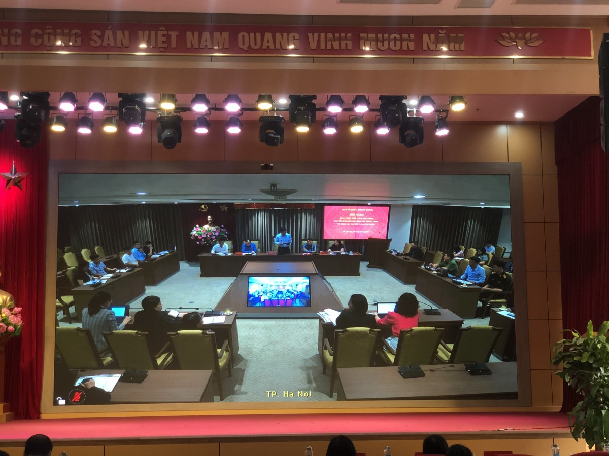 Đại biểu tại điểm cầu BTC Thành ủy Hà Nội nêu ý kiến. Ảnh: V.T