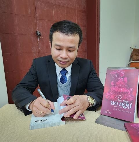 Tay nắm chặt tay trong cơn lũ dữ