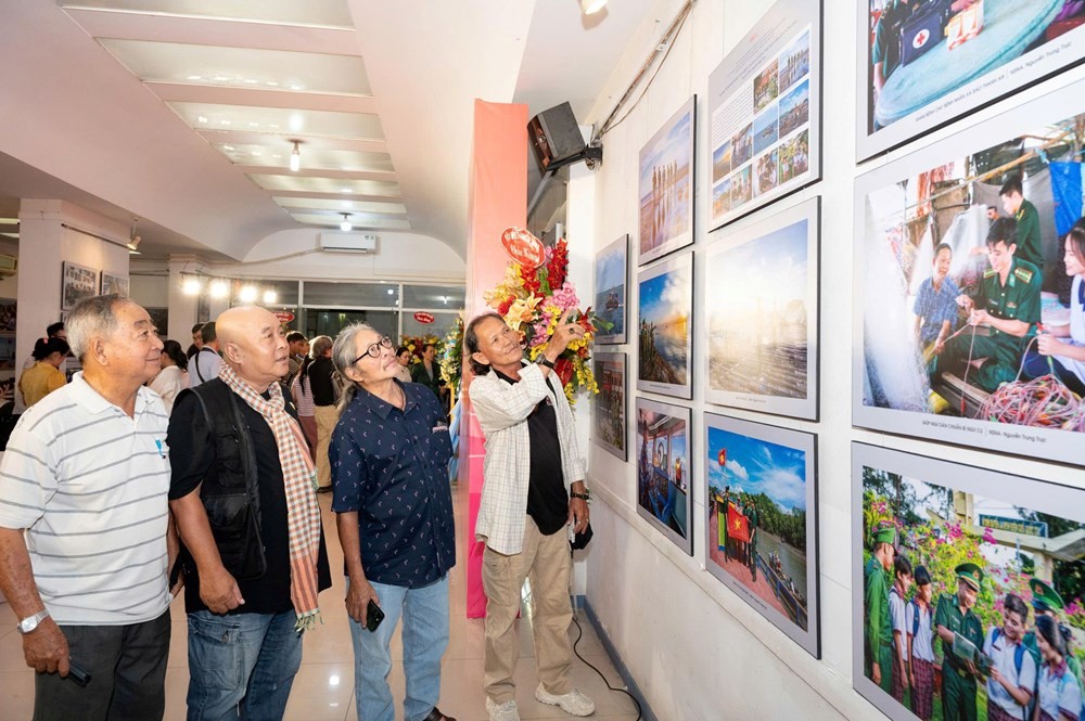 Các đại biểu tham quan tác phẩm triển lãm. Ảnh: BTC