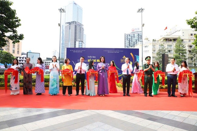 Các đại biểu thực hiện nghi thức cắt băng khai mạc Triển lãm. Ảnh: V.H