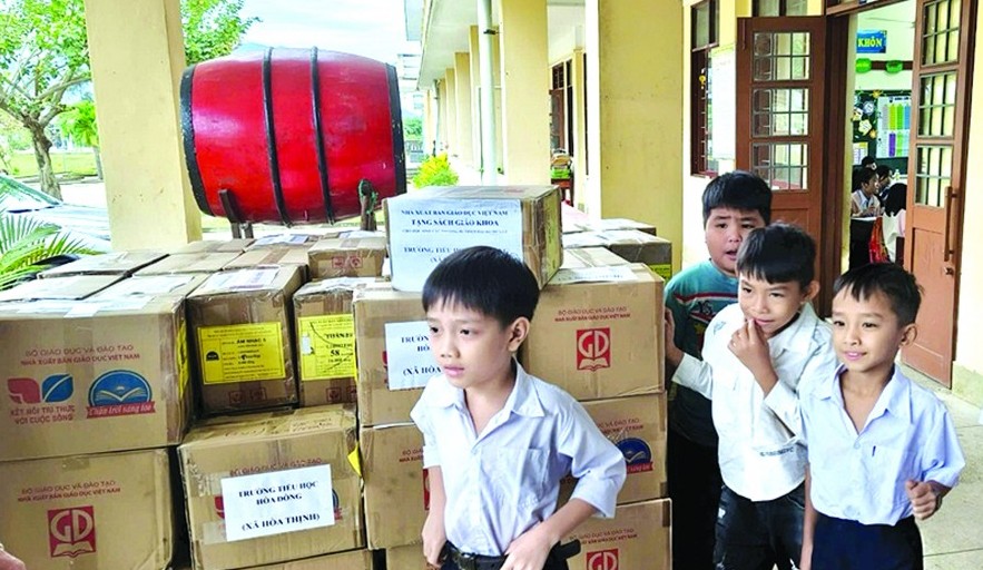 Xuyên đêm chở sách mới về vùng lũ