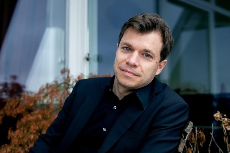 Nhạc trưởng Philipp Amelung chỉ huy đêm nhạc. Ảnh: BTC