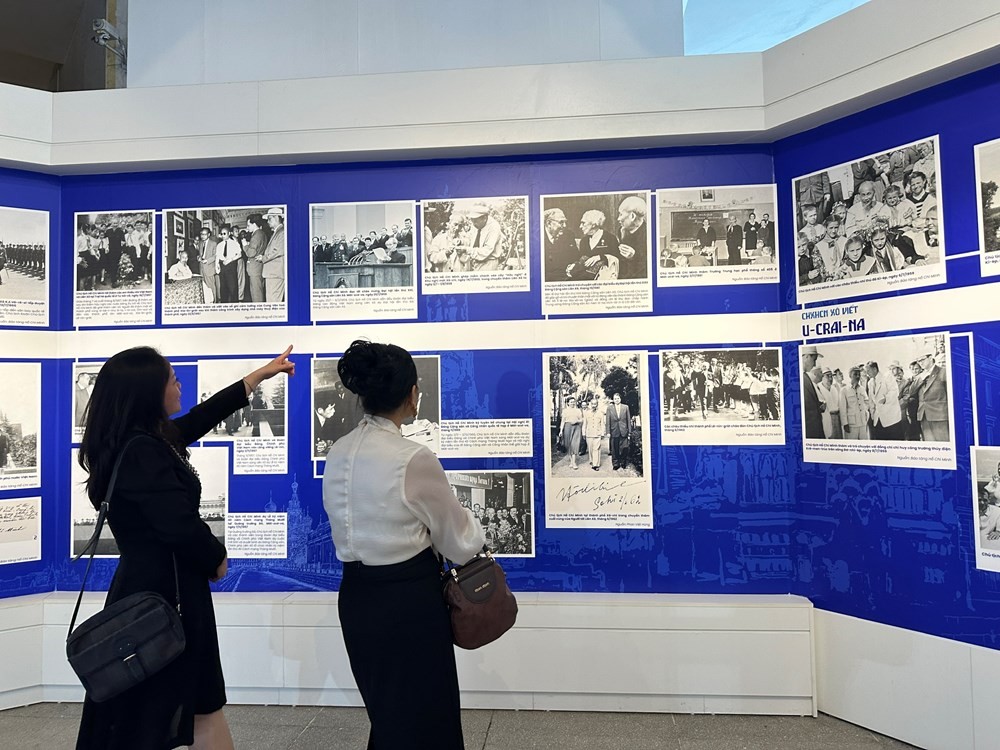 Khách tham quan gian trưng bày. Ảnh: BTC